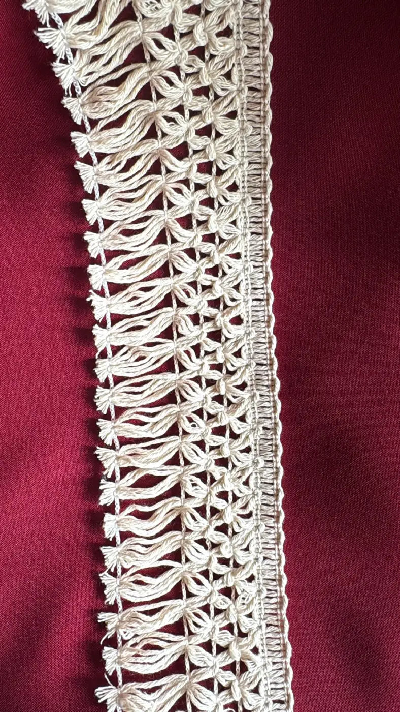 Cream-colored crochet lace trim with wavy pattern and fringed edges herança natural algodão 80% 85mm