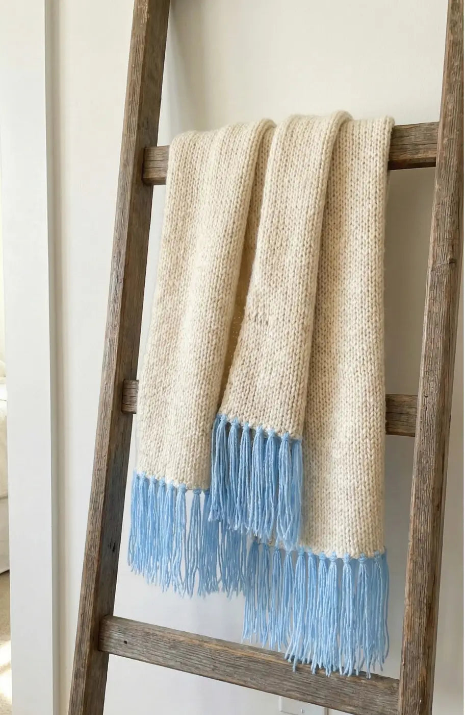 Cream-colored knitted scarf with light blue fringe franja héritage acrylic 100 percent 50mm