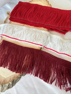 Franja héritage em acrílico 100 por cento com 50mm em vermelho, branco com listra vermelha e bordô sobre madeira