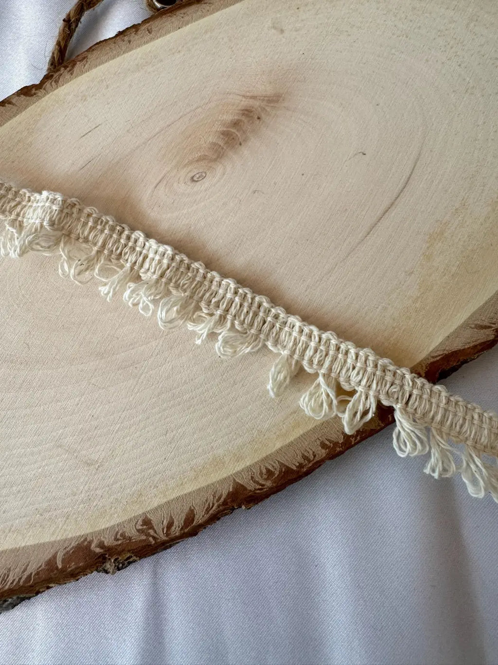 Cream-colored macrame fringe trim linha pura algodão 100 natural 30mm with textured hand-knotted design l&l