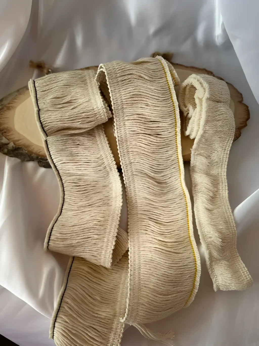 Franja liseré de algodão puro 100% natural com textura rica em tom creme e borda amarela subtil costurada