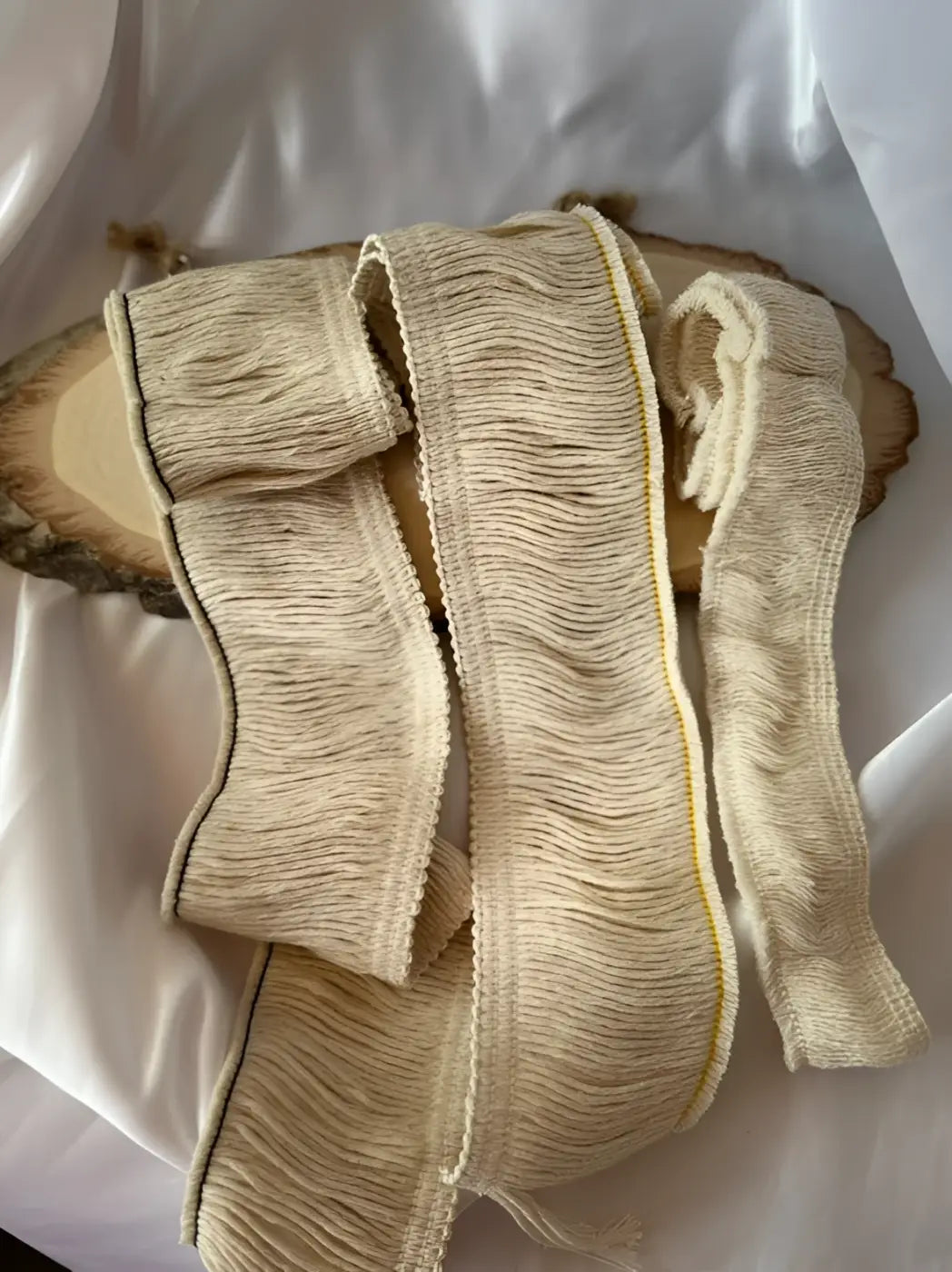 Franja liseré de algodão puro 100% natural com textura rica em tom creme e borda amarela subtil costurada