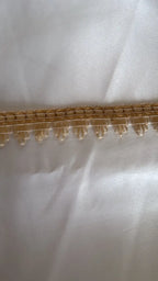 Franja luar acetinado em renda dourada com borda delicada e acabamento acetinado de filamento 25mm