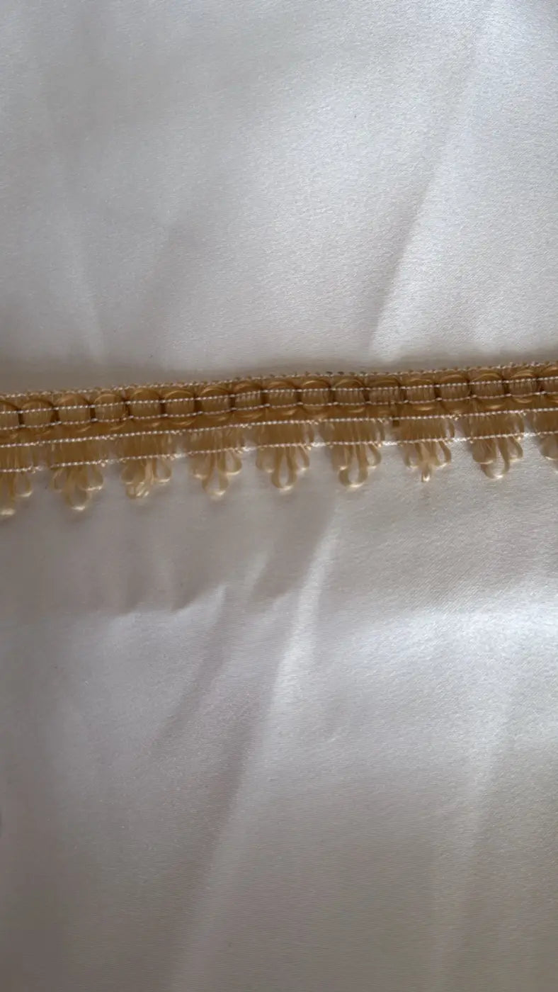 Franja luar acetinado em renda dourada com borda delicada e acabamento acetinado de filamento 25mm
