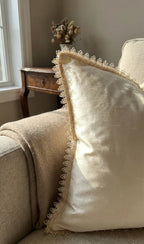 Cream-colored velvet pillow with delicate lace trim featuring franja luar acetinado filament 25mm design