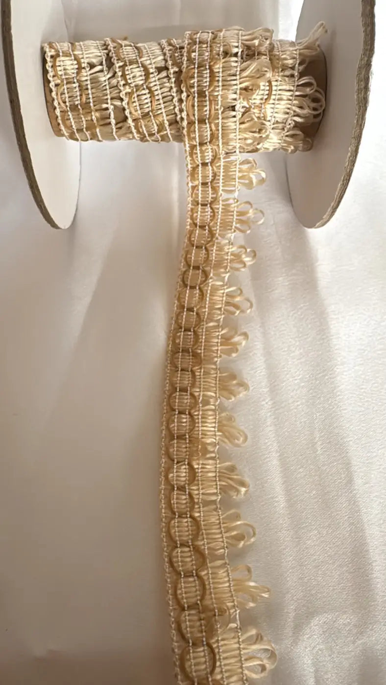 Beige franja luar acetinado com padrão tecido e franjas delicadas em spool para acabamento decorativo