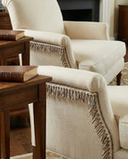 Cream-colored upholstered armchair with galão mariner filamento azul 30mm and inspiração náutica fringe detail