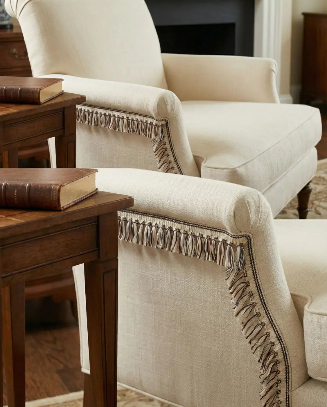 Cream-colored upholstered armchair with galão mariner filamento azul 30mm and inspiração náutica fringe detail