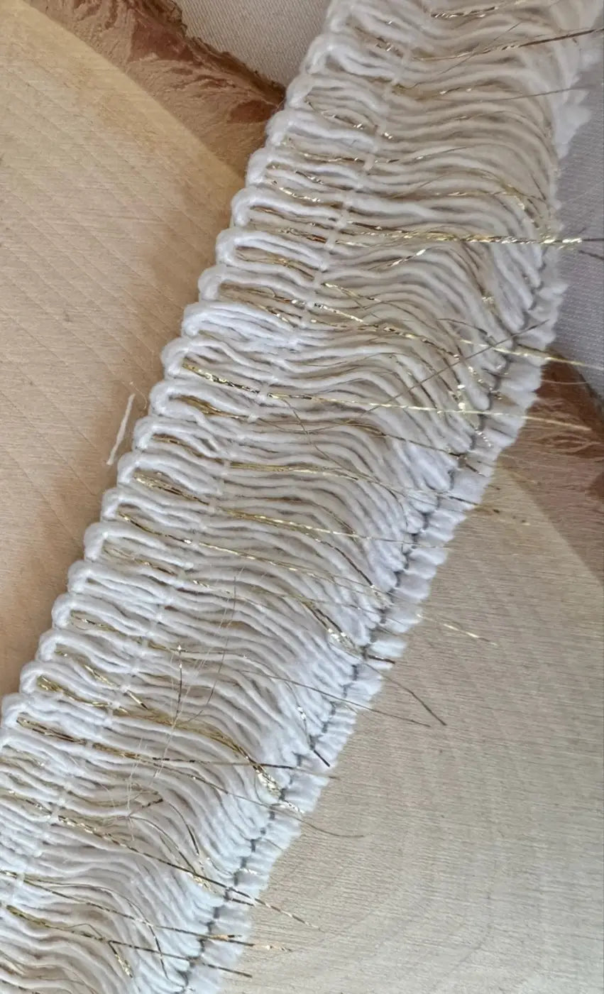 Franja nocturne étoilé algodão e lurex 50mm com franjas brancas e fios metálicos dourados entrelaçados