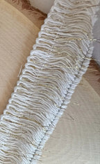 Franja nocturne étoilé algodão e lurex 50mm com franjas brancas e fios metálicos dourados entrelaçados