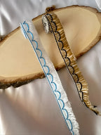 Franja onda de cor em algodão e filamento 20mm com renda branca e dourada, costura azul e delicada franja na borda