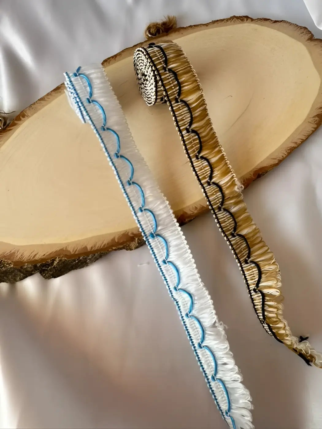 Franja onda de cor em algodão e filamento 20mm com renda branca e dourada, costura azul e delicada franja na borda