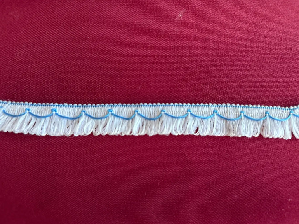 Delicada franja onda de cor algodão e filamento 20mm branca com detalhe azul claro l&l