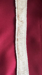 Franja pluma de algodão 80% natural 40mm off-white com textura tecida e toque celestial da l&l sobre tecido vermelho