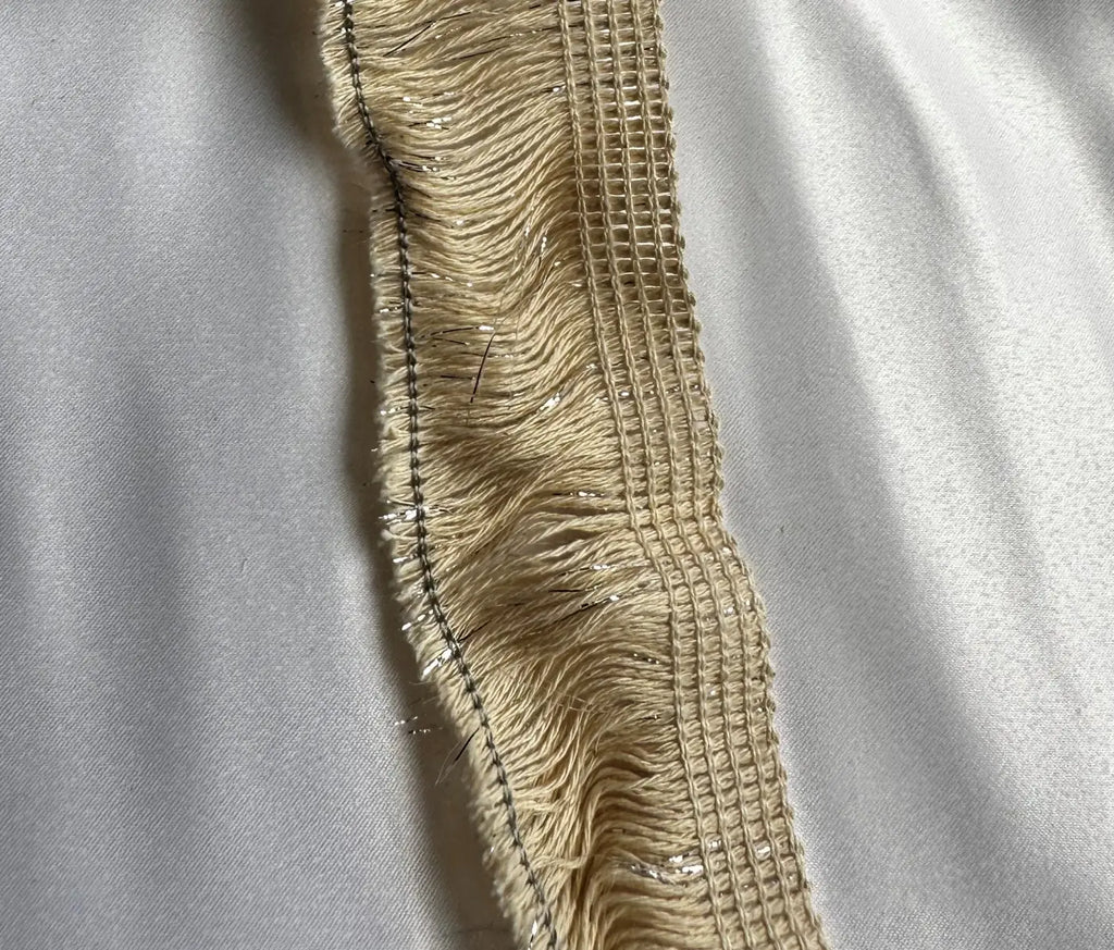 Beige franja pó de estrela com padrão de grade tecido em algodão cru e lurex com brilho subtil e costura visível