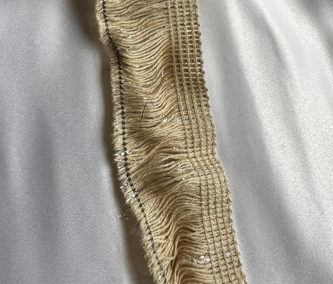 Beige franja pó de estrela com padrão de grade tecido em algodão cru e lurex com brilho subtil e costura visível