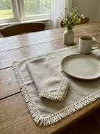 Beige linen placemat with cream-colored fringe detail made of algodão 100% natural with renda fina galão from l&l