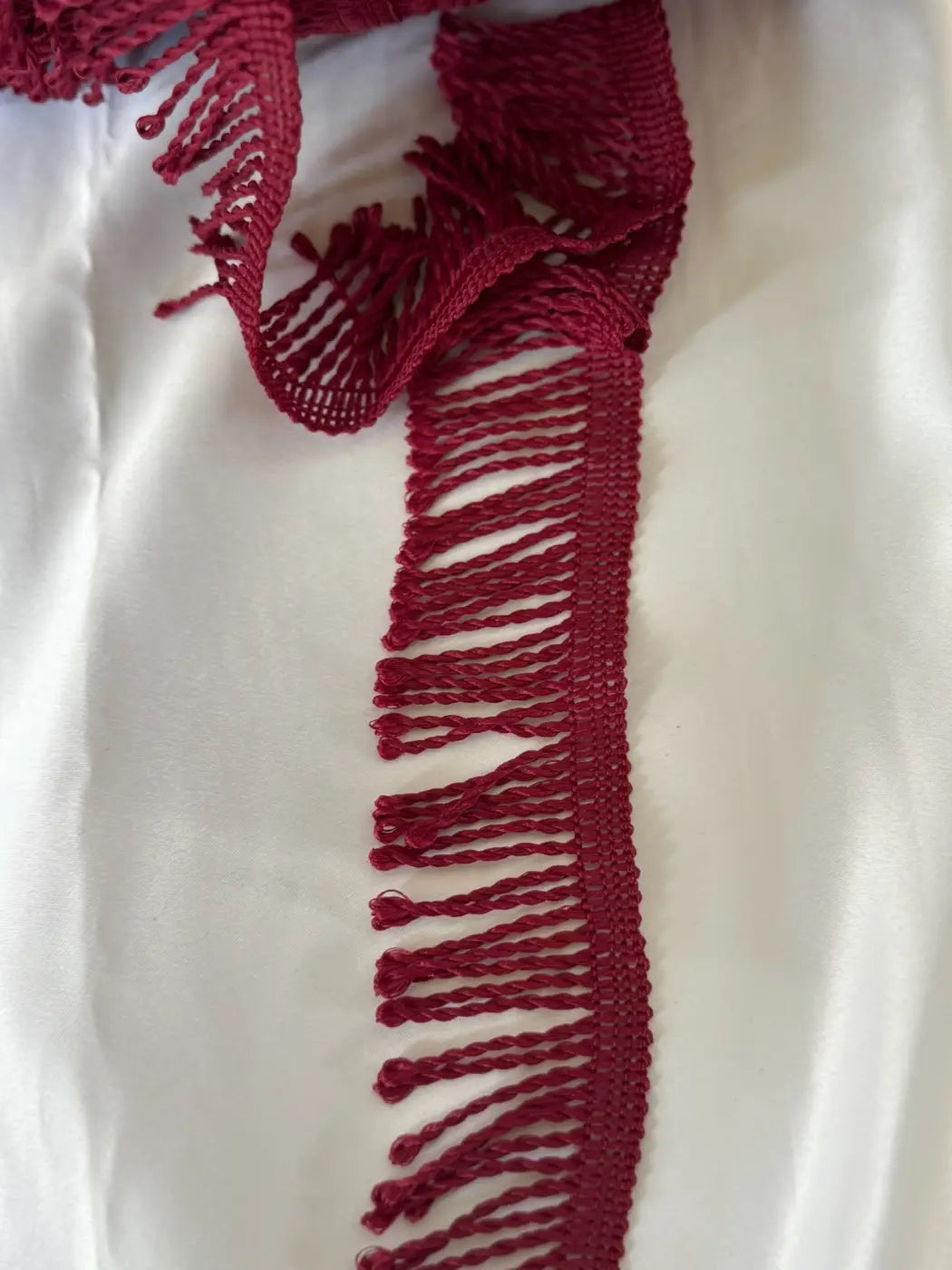 Franja richelieu vermelha escura em cordão torcido filamento 100% 50mm com franjas l&l textura detalhada