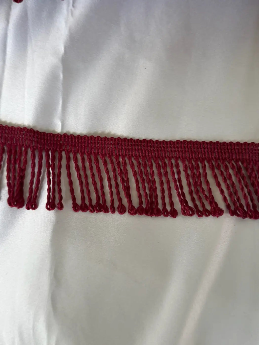 Franja richelieu vermelha com cordão torcido e brilho acetinado em filamento 100% 50mm com base tecida