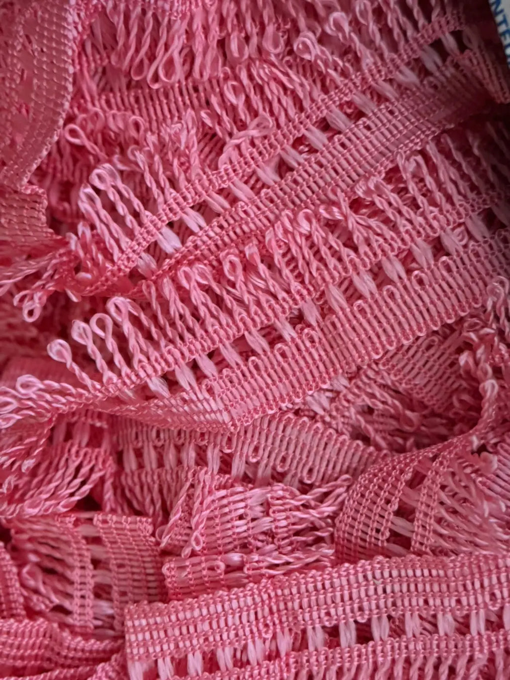 Franja salon em tecido seda técnica rosa com padrão entrelaçado e textura detalhada l&l 50mm