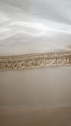 Beige franja serpentina em algodão 80 por cento com textura tecida e franjas em laço l&l 50mm