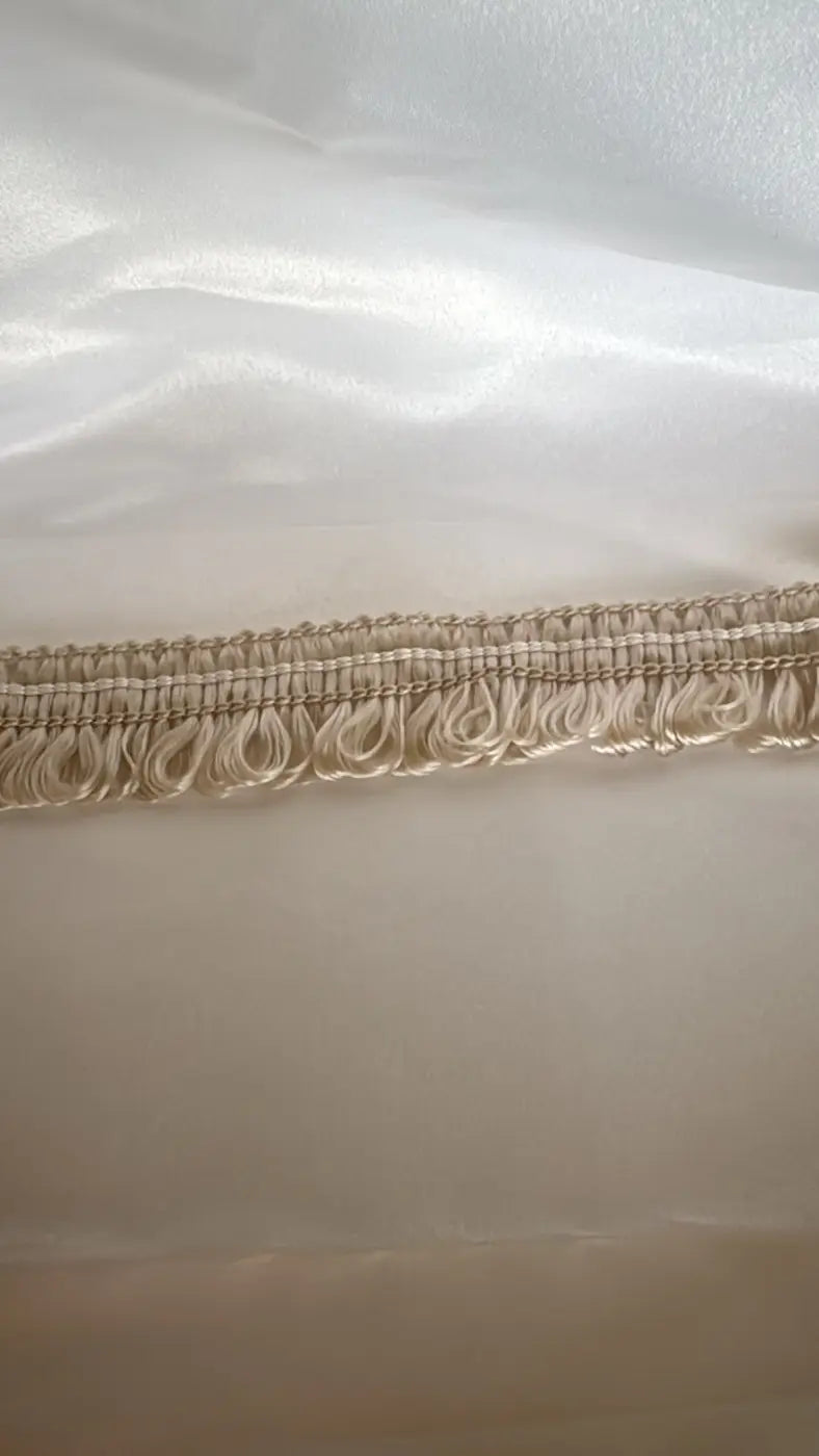 Beige franja serpentina em algodão 80 por cento com textura tecida e franjas em laço l&l 50mm