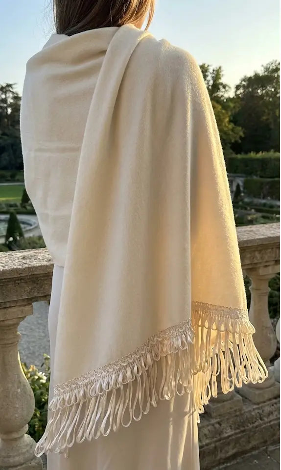 Cream-colored woolen shawl with delicate lace trim and franja serpentina in algodão 80% by l&l