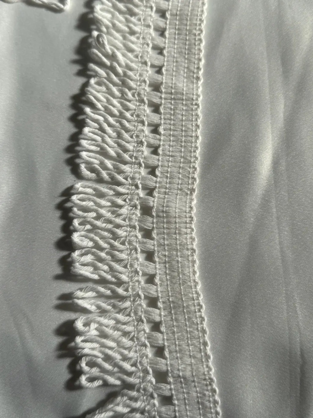 Franja terraza algodão 80% natural branca com delicada banda em crochet e padrão tecido numa borda de tecido claro l&l