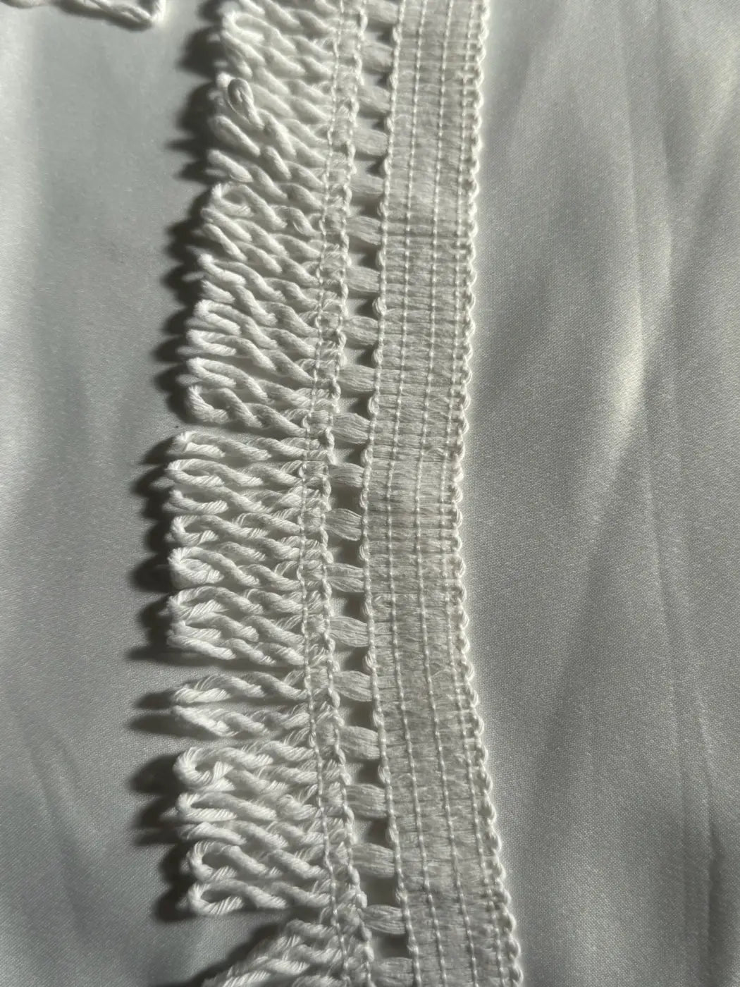 Franja terraza algodão 80% natural branca com delicada banda em crochet e padrão tecido numa borda de tecido claro l&l