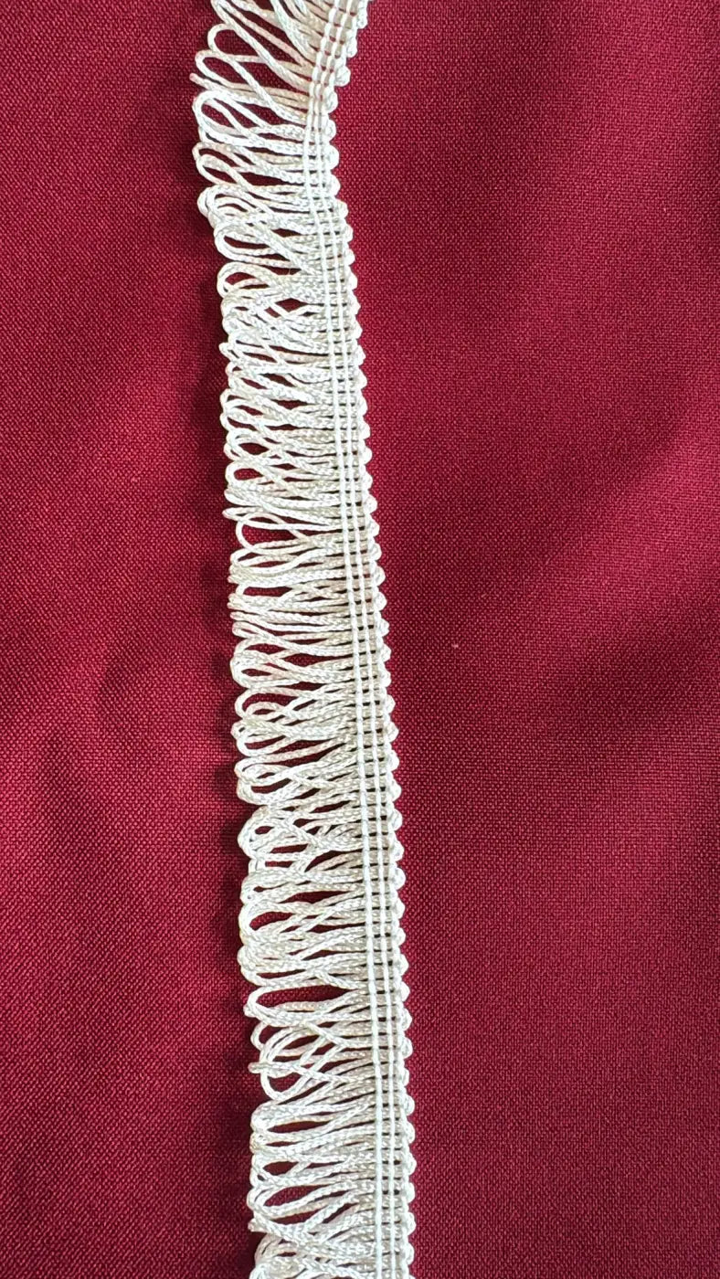 Franja trousseau em rayon viscose branco com renda delicada e textura fina para acabamento l&l