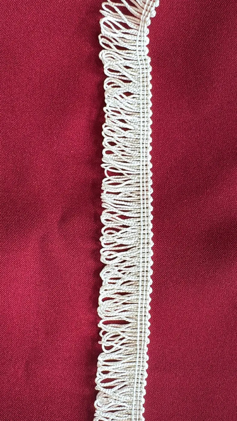 Delicada franja trousseau branca em renda com borda scalloped e franjas em rayon viscose 25mm l&l