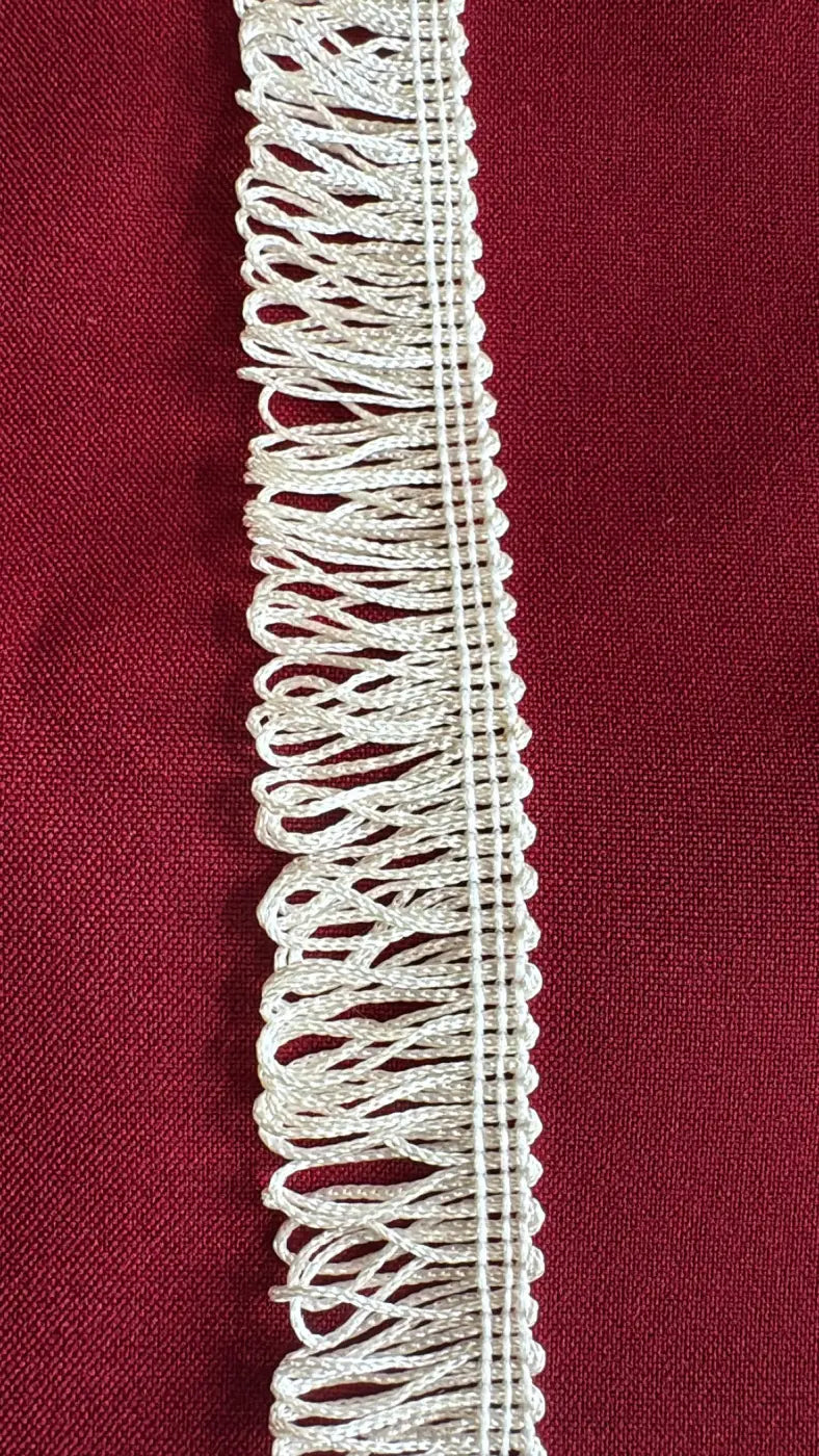 Franja trousseau em rayon viscose off-white com textura tecida e franjas macias de 25mm da l&l
