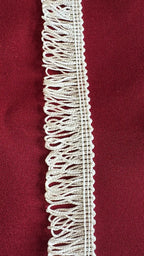 Franja trousseau em rayon viscose off-white com textura tecida e franjas macias de 25mm da l&l