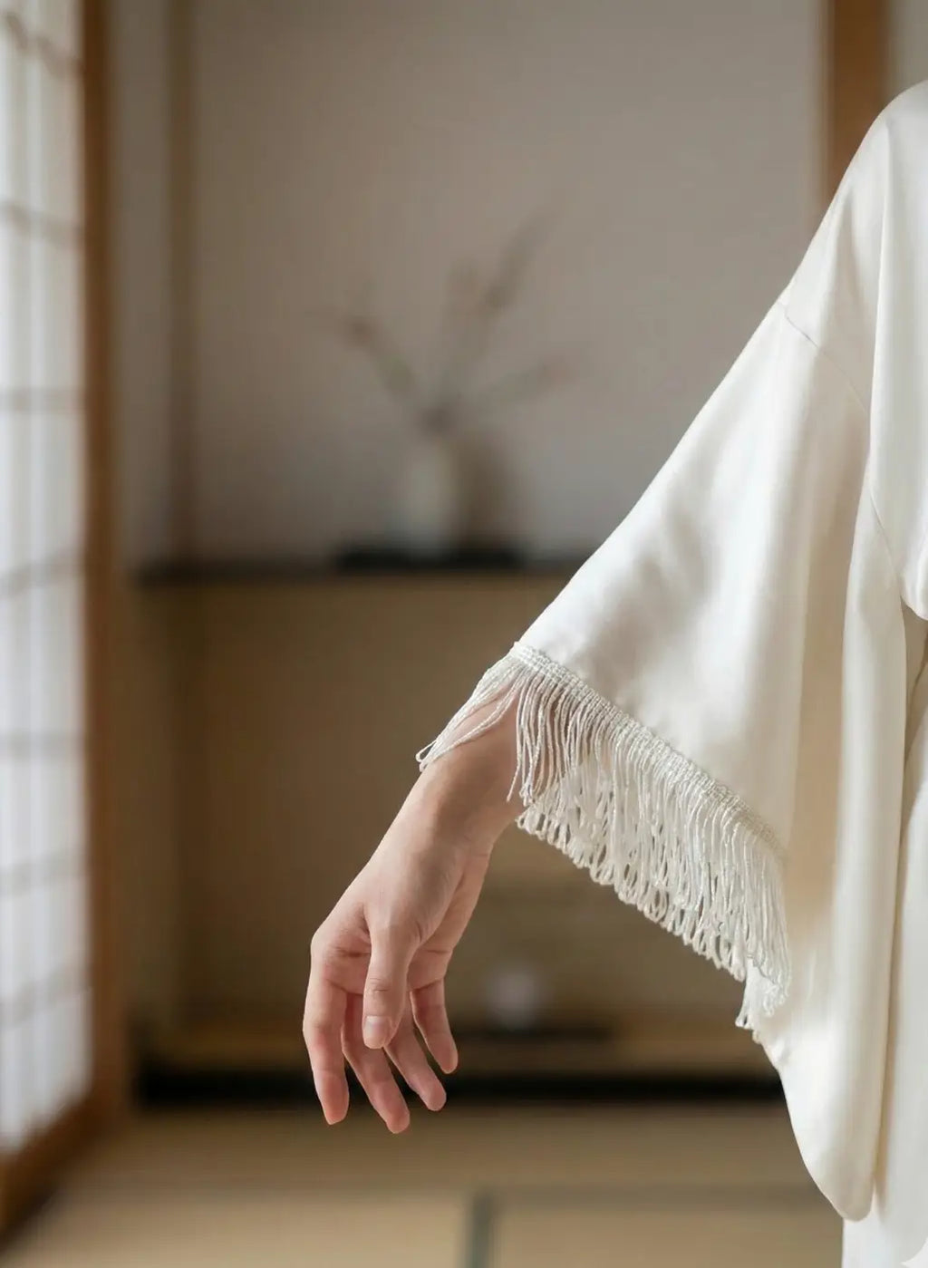 Manga de quimono branca em rayon viscose com franja fina e delicada franja trousseau l&l