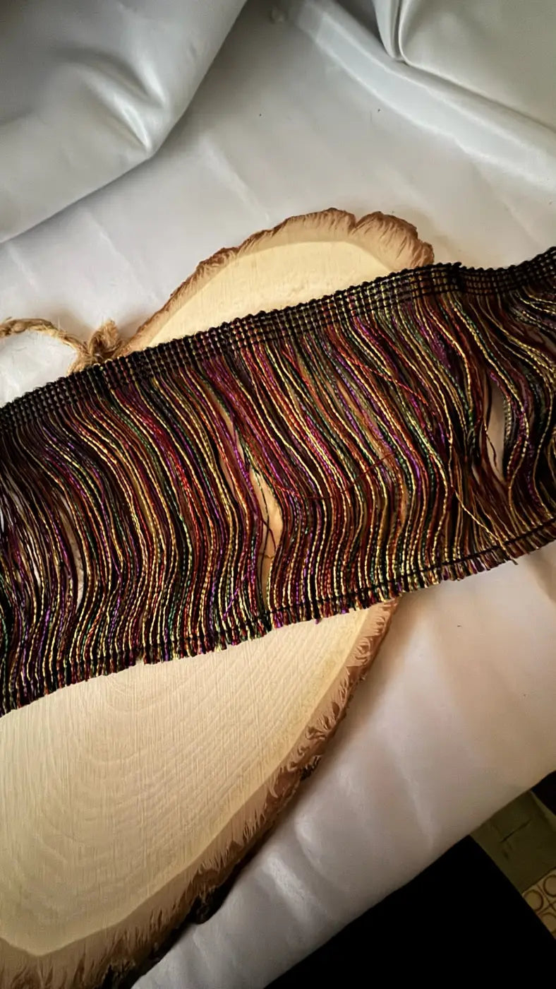 Franja windsor rayon viscose 100mm com textura rica em cores ricas como borgonha, dourado e castanho