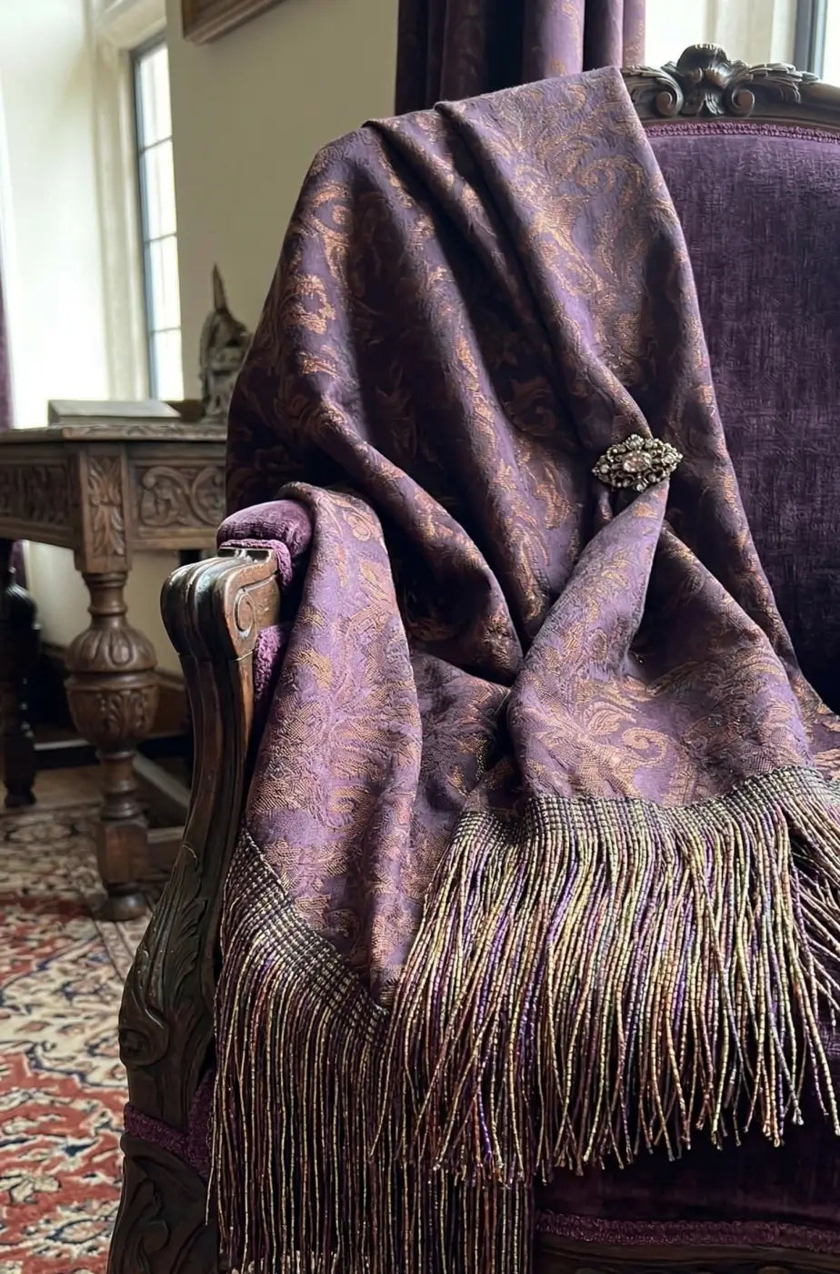 Lenço franja windsor em rayon viscose 100mm cores ricas roxo com padrão dourado e broche decorativo no ombro