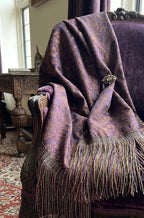 Lenço franja windsor em rayon viscose 100mm cores ricas roxo com padrão dourado e broche decorativo no ombro
