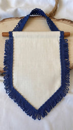 Banner creme com galão contorno azul marinho decorativo em poliéster 100% com efeito cor puro e franjas pendurado