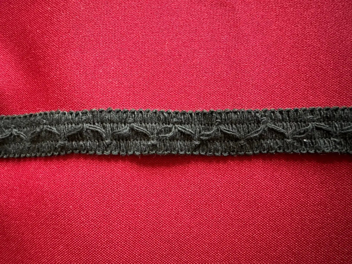 Galão fio de luz 2,5 cm em algodão com padrão texturizado bordado preto sobre tecido vermelho vibrante l&l