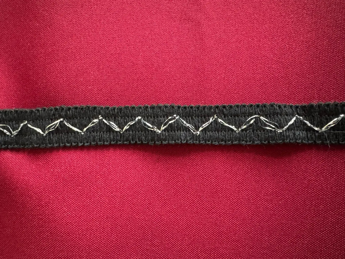 Galão fio de luz de 80% algodão 2,5 cm com costura zigzag em linha prateada sobre tecido preto l&l