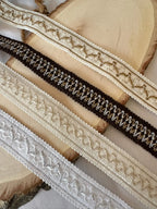 Três tiras decorativas galão fio l&l em algodão 80% 2,5 cm com bordado zigzag em creme, castanho escuro e prateado