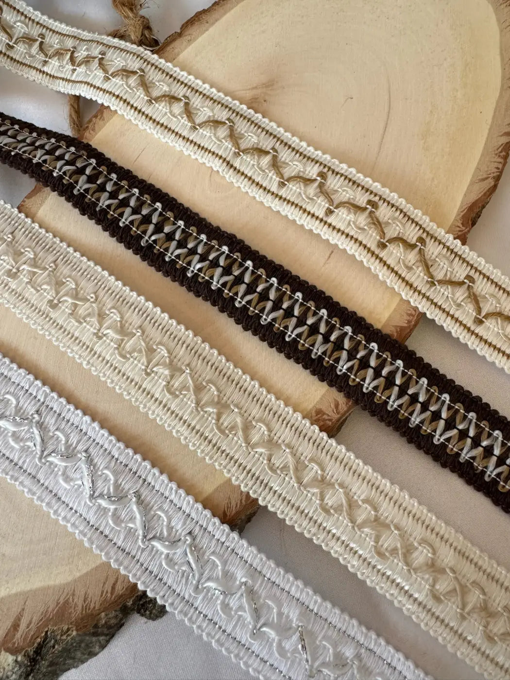 Três tiras decorativas galão fio l&l em algodão 80% 2,5 cm com bordado zigzag em creme, castanho escuro e prateado