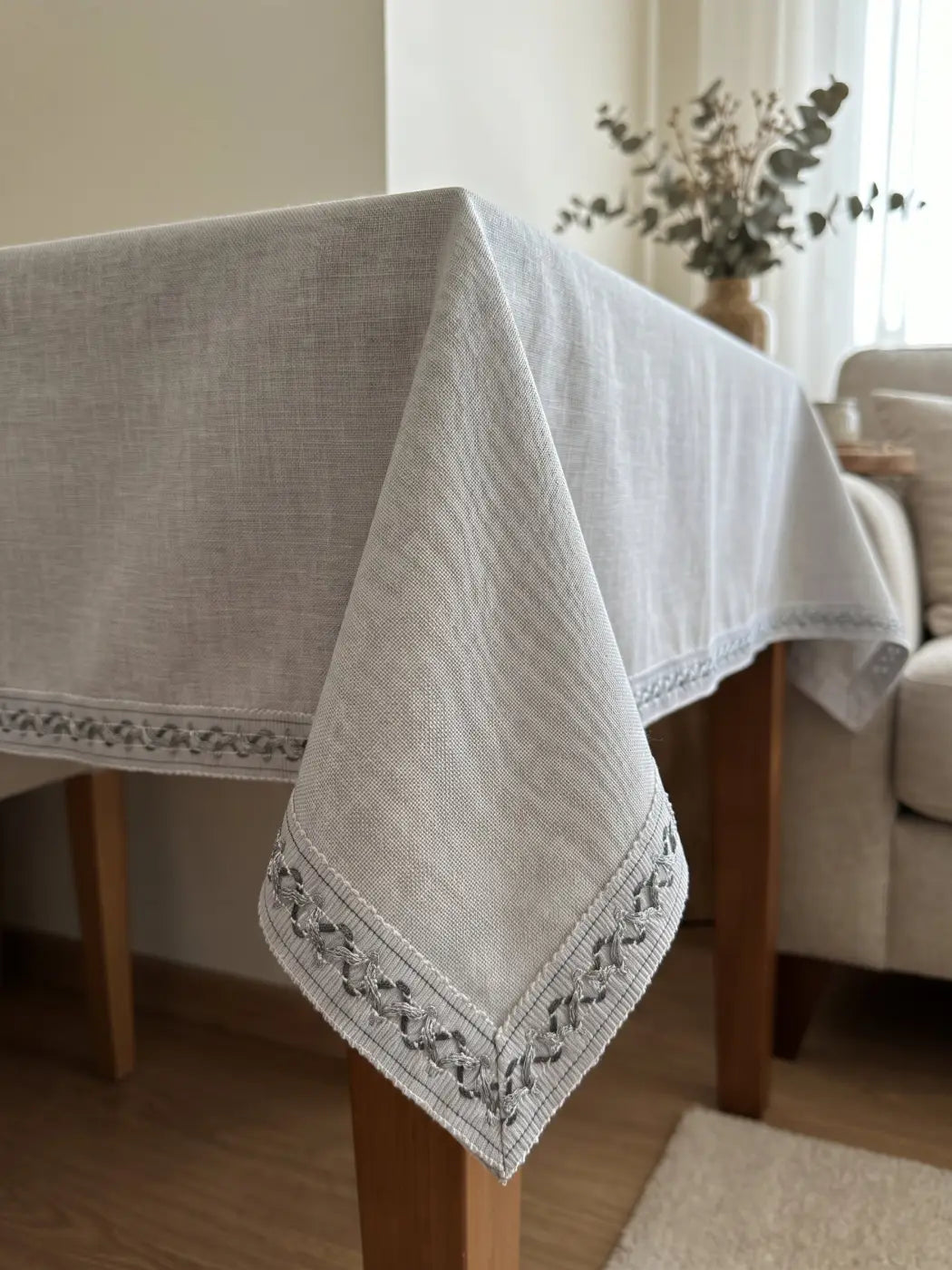 Light gray linen tablecloth with delicate galão fio embroidered leaf border in darker gray thread l&l 80 algodão