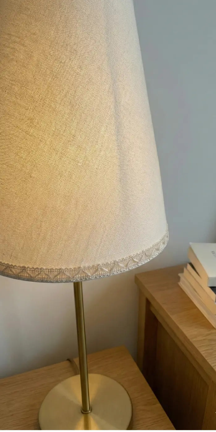 Beige padrão chevron lumeira galão chevron lumière com abat-jour de linho e renda prateada em suporte de latão