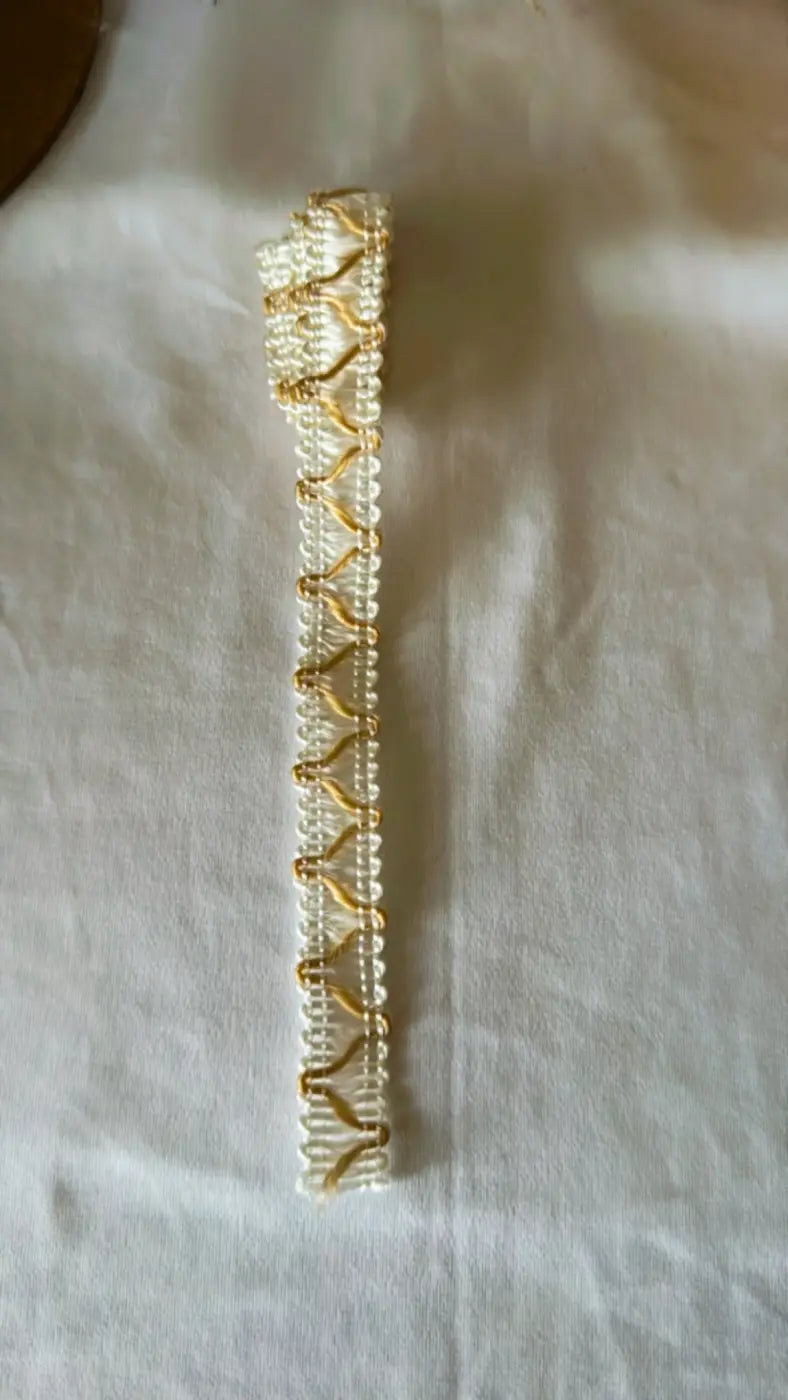 Galão chevron lumière filamento 15mm em metal dourado com padrão chevron decorativo e detalhes em contas