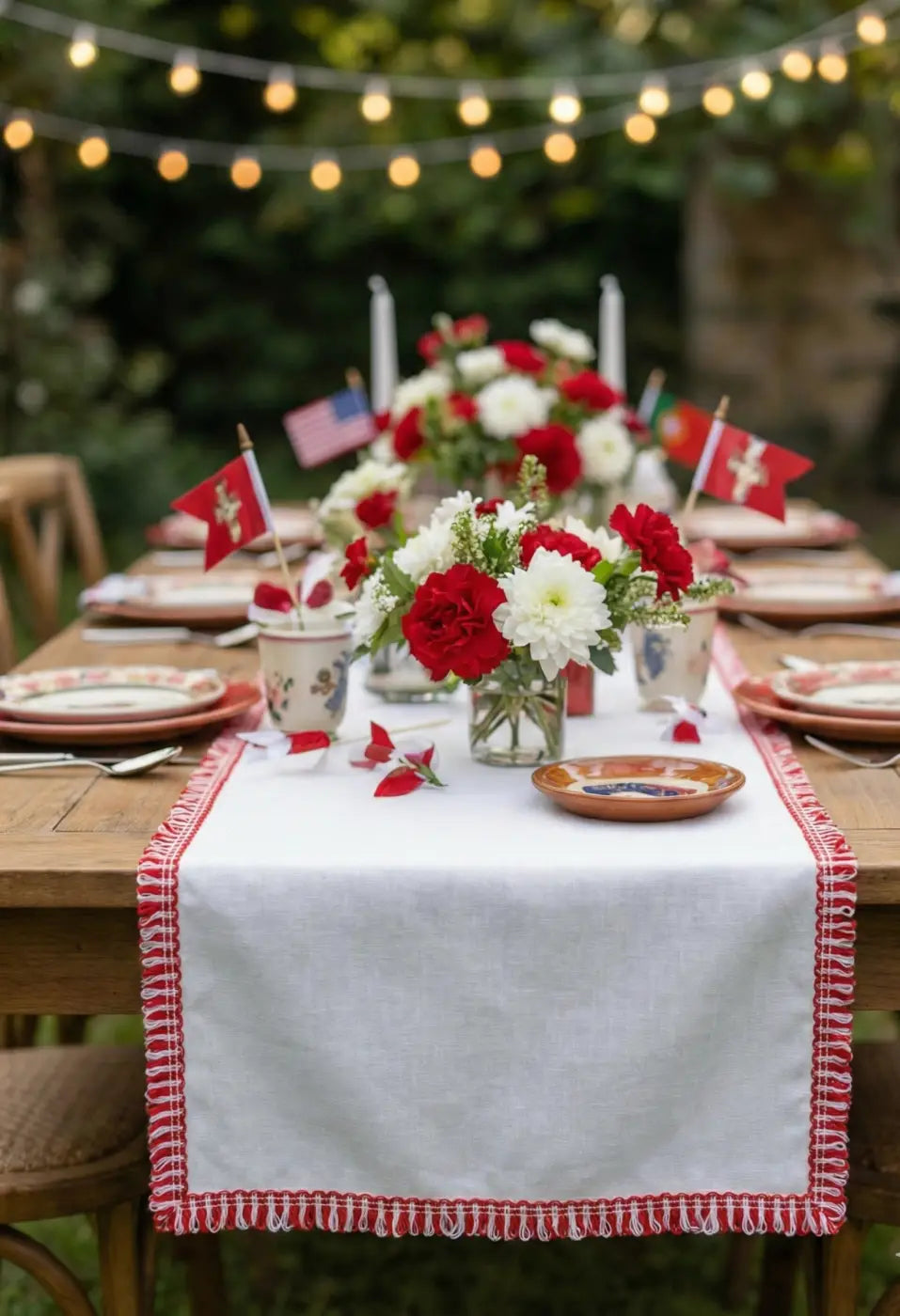 White table runner com galão contorno vermelho em poliéster 100 por cento com tasséis decorativos