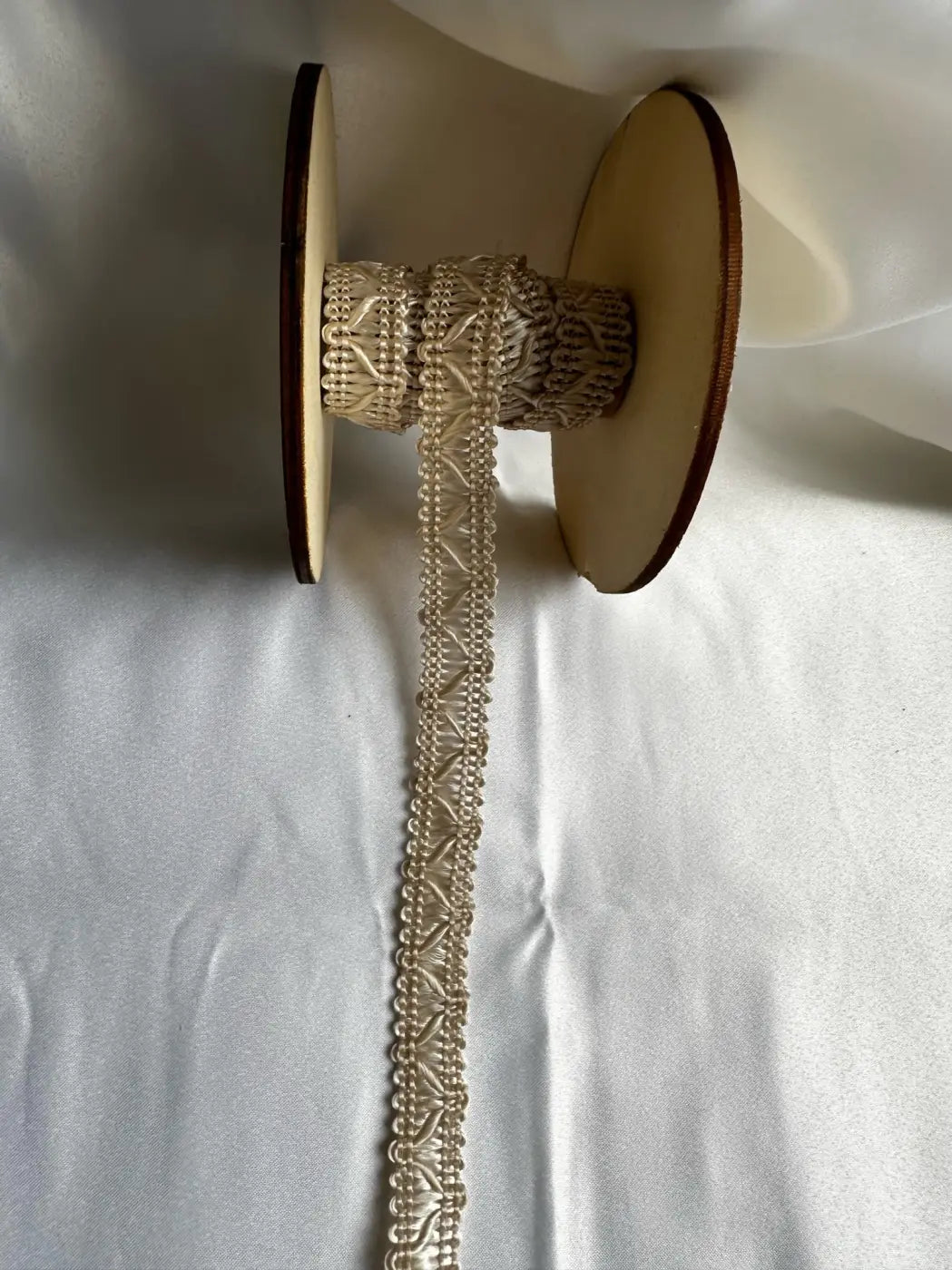 Beige galão ducale em renda têxtil com alma estrutural em carretel de madeira com brilho metálico de 25mm