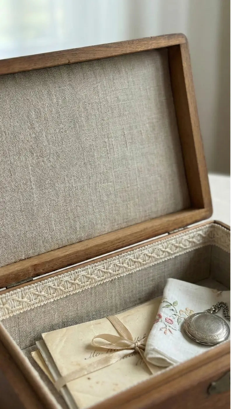 Caixa vintage em madeira clara com forro em linho bege e renda creme galão festonado algodão 100% natural l&l