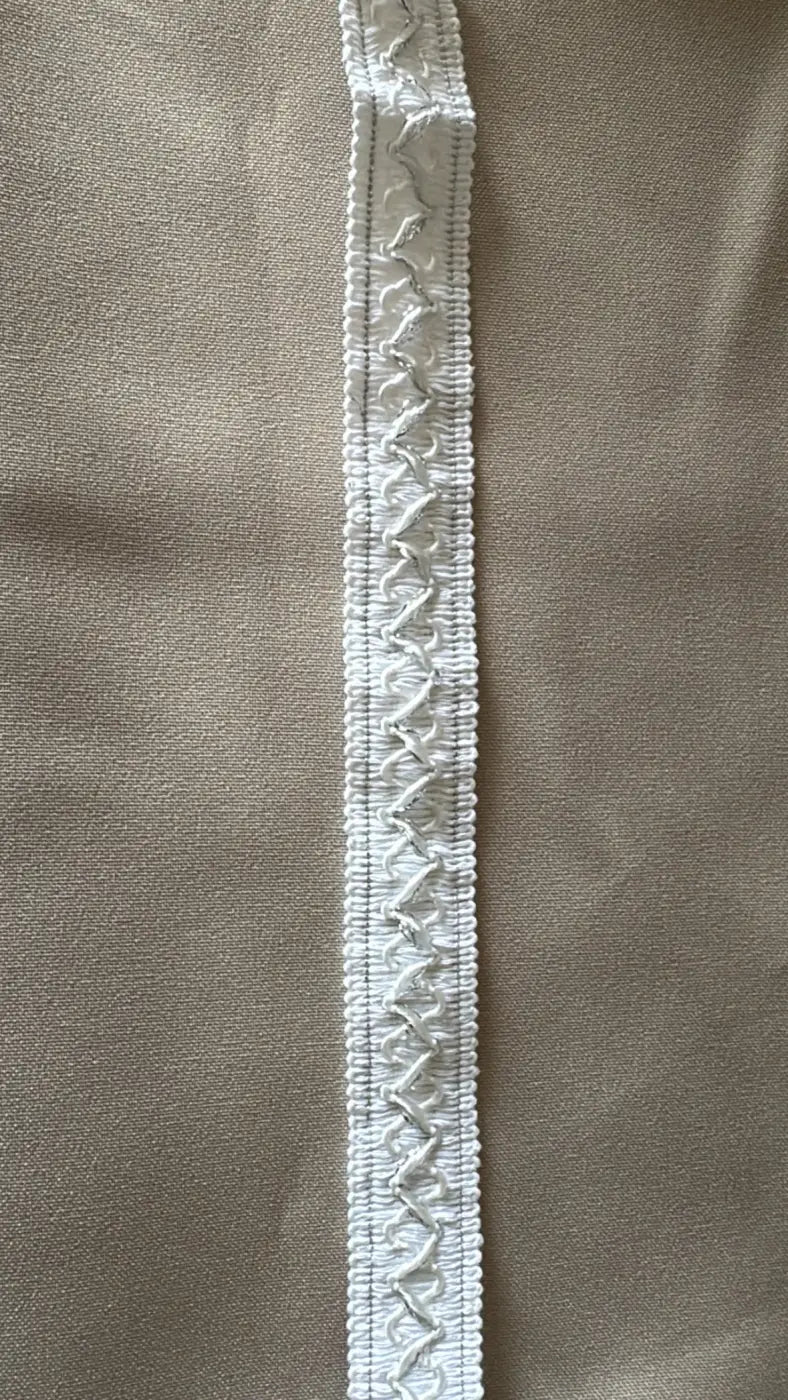 Galão fio de luz algodão 80 por cento branco com bordado em zigzag e textura detalhada l&l