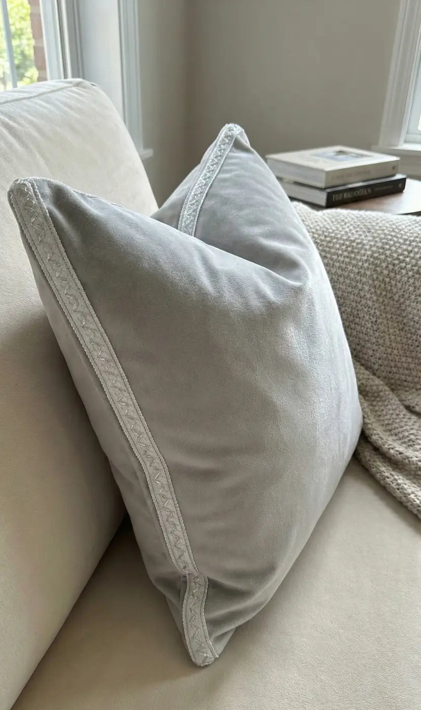 Light gray velvet pillow with delicate white embroidered galão fio trim in algodão 80% 25mm by l&l